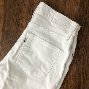 Levi’s High Rise Distressed White Skinnies - 27